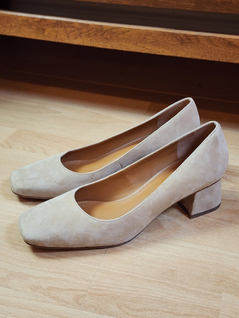 J. Mclaughlin Genuine Suede Casey Pumps Block Heels Beige Womens Size 9 EU 39